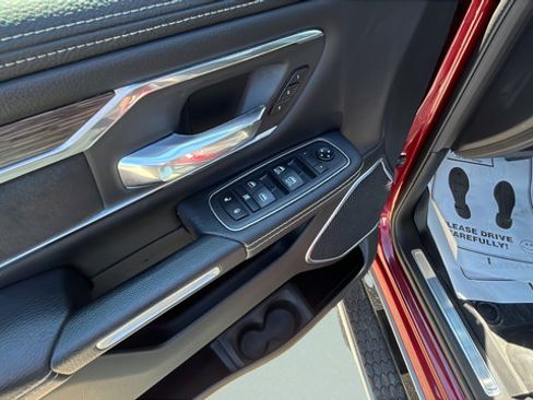 Used 2019 RAM 1500 Laramie AWD/4WD image 10