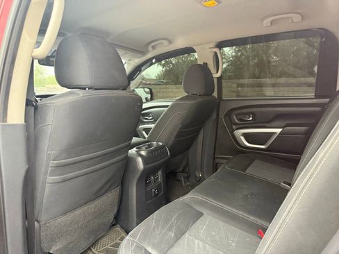 Used 2018 Nissan Titan SV w/ SV Convenience Package image 11
