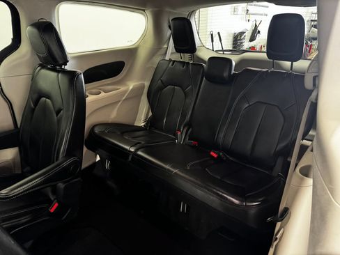 Used 2024 Chrysler Pacifica Touring-L FWD image 20