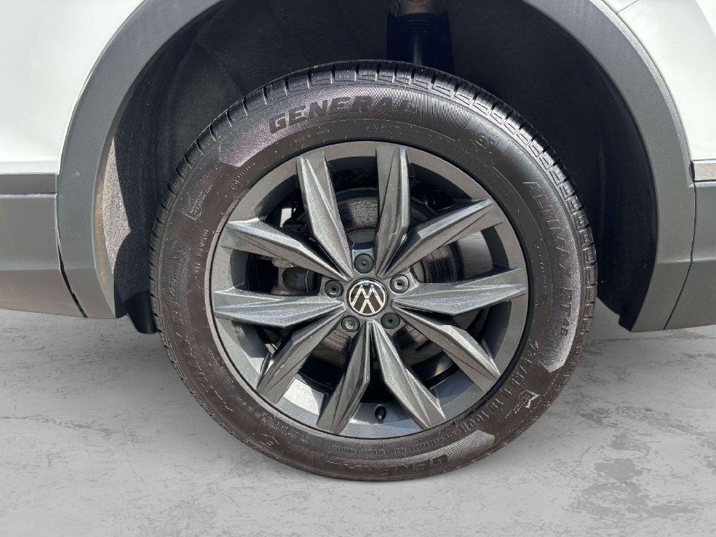 Used 2022 Volkswagen Tiguan SE AWD/4WD image 39
