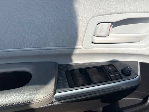 Used 2025 Toyota Sienna LE FWD image 13