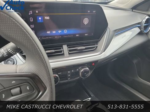 Used 2024 Chevrolet Trax LT FWD image 16