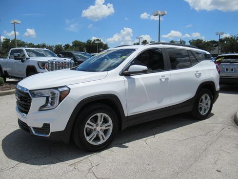 Used 2024 GMC Terrain SLE w/ Driver Convenience Package FWD image 4