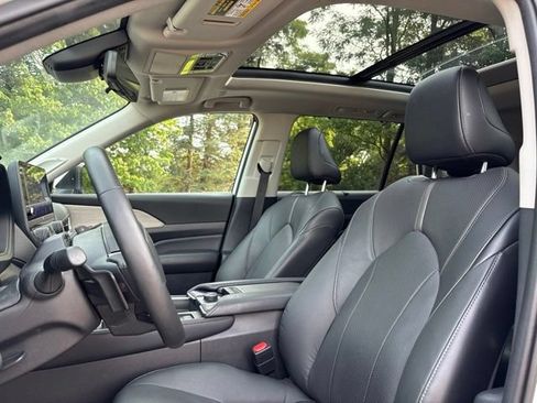 Used 2025 Toyota Grand Highlander AWD image 5