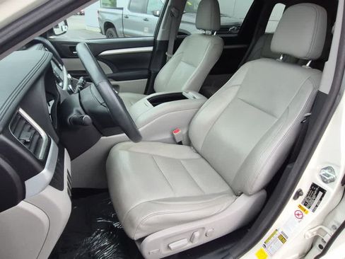 Used 2016 Toyota Highlander XLE AWD/4WD image 12