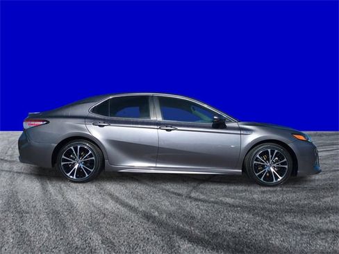 Used 2020 Toyota Camry SE image 3