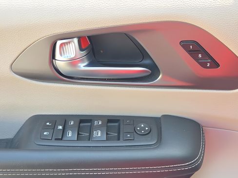 Used 2023 Chrysler Pacifica Touring-L FWD image 25