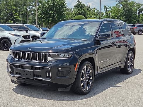 Used 2023 Jeep Grand Cherokee Overland w/ Luxury Tech Group IV AWD/4WD image 2