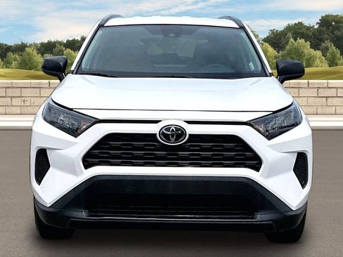 Used 2019 Toyota RAV4 LE FWD image 3