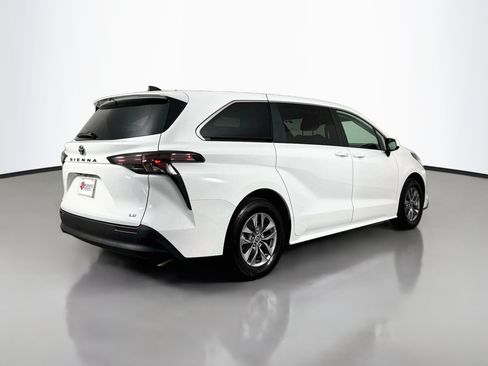 Certified 2025 Toyota Sienna LE FWD image 7