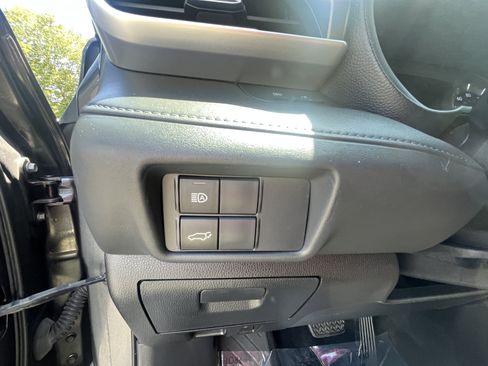 Used 2020 Toyota Highlander LE AWD/4WD image 16