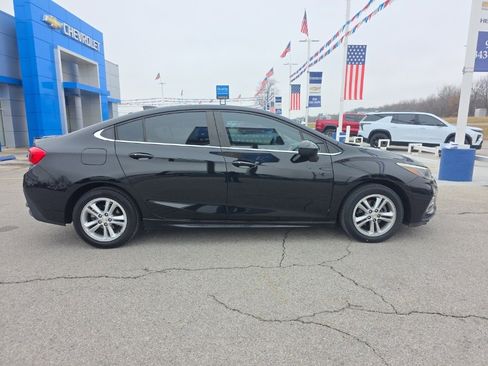 Used 2017 Chevrolet Cruze LT w/ Convenience Package image 4