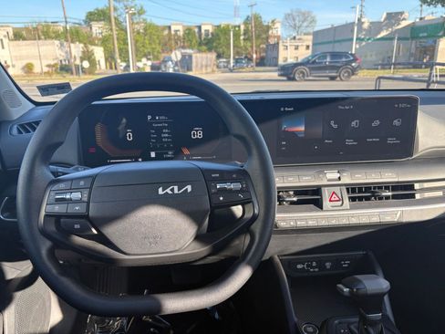 Used 2025 Kia K4 LXS image 33