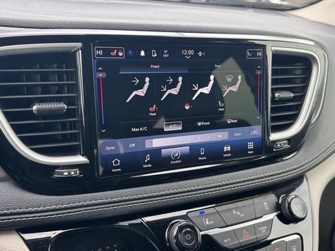 Used 2023 Chrysler Pacifica Touring-L image 25