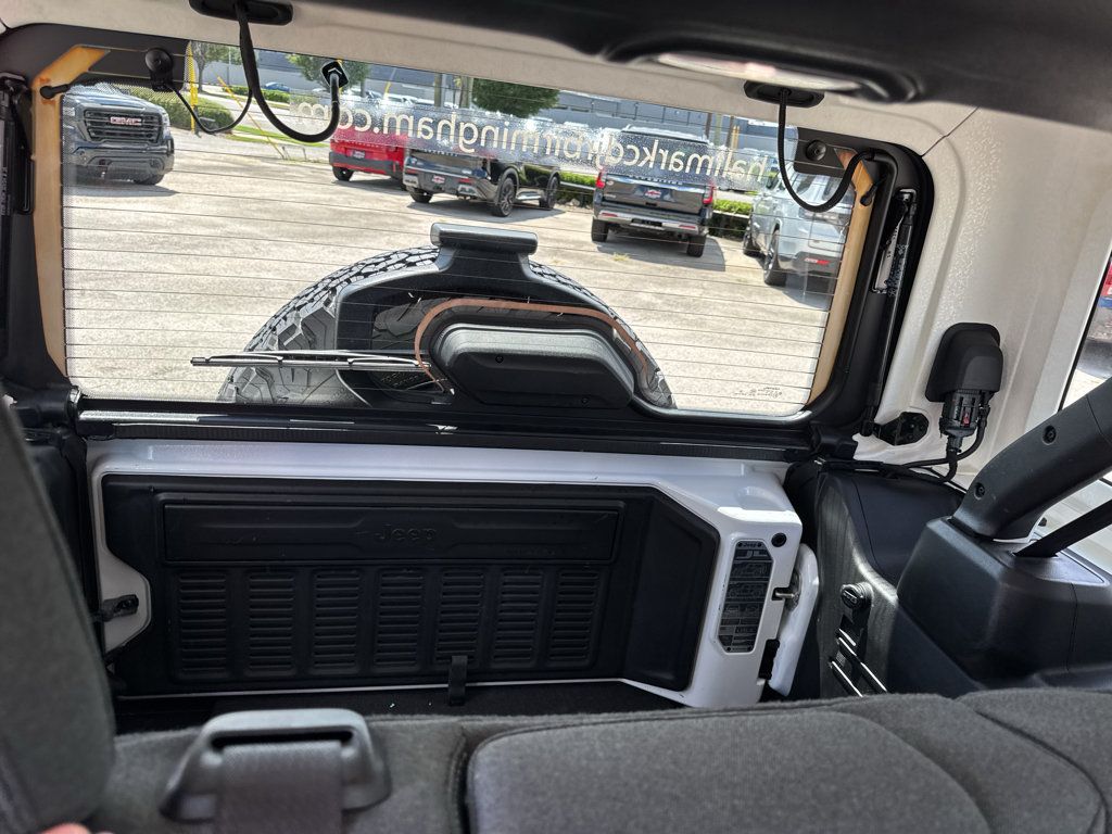 Used 2025 Jeep Wrangler Unlimited Rubicon AWD/4WD image 15