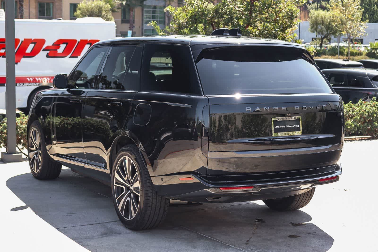 Used 2025 Land Rover Range Rover SE AWD/4WD image 3