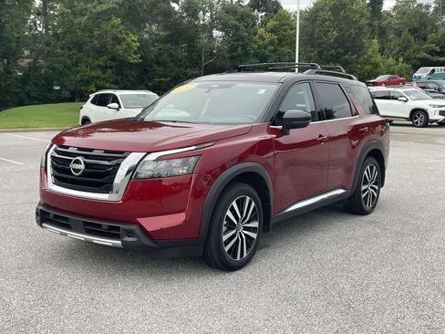 Used 2025 Nissan Pathfinder Platinum FWD image 3