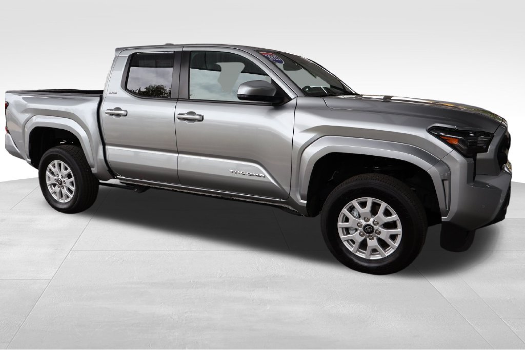 Certified 2025 Toyota Tacoma SR5 AWD/4WD image 17