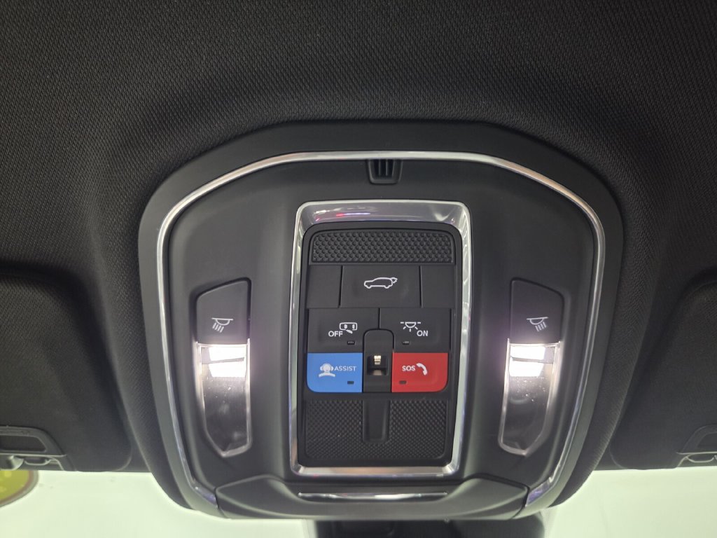 Used 2023 Jeep Grand Cherokee Altitude AWD/4WD image 33