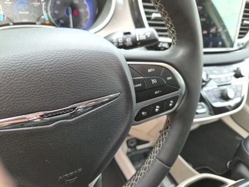 Used 2023 Chrysler Pacifica Touring-L FWD image 21