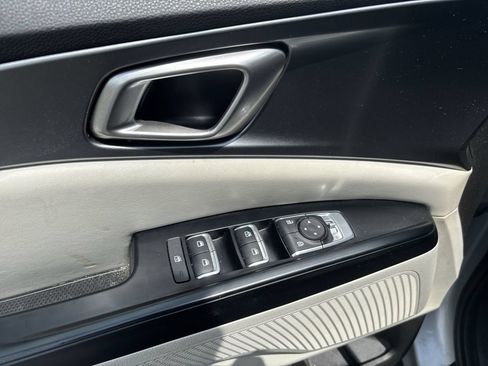 Used 2023 Kia Carnival LX FWD image 14
