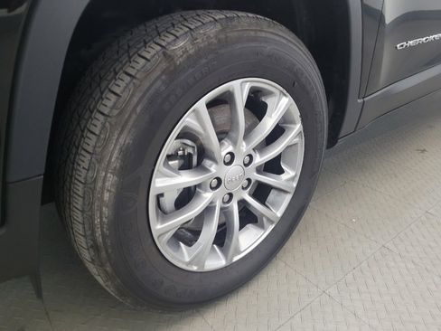 Used 2021 Jeep Cherokee Latitude Plus AWD/4WD image 31
