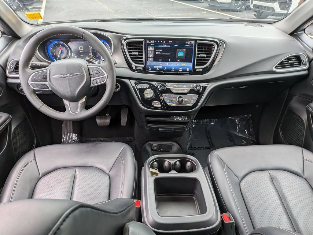 Certified 2025 Chrysler Pacifica Select FWD image 22