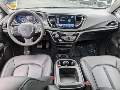 Certified 2025 Chrysler Pacifica Select FWD image 22
