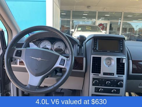 Used 2010 Chrysler Town & Country Touring image 4