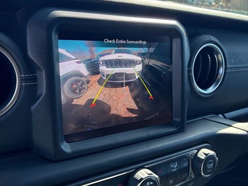 Used 2023 Jeep Wrangler Unlimited Sahara w/ Cold Weather Group image 17