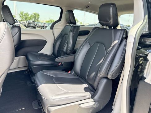 Used 2023 Chrysler Pacifica Touring-L FWD image 22