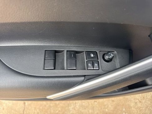 Used 2022 Toyota Corolla Cross LE AWD/4WD image 28