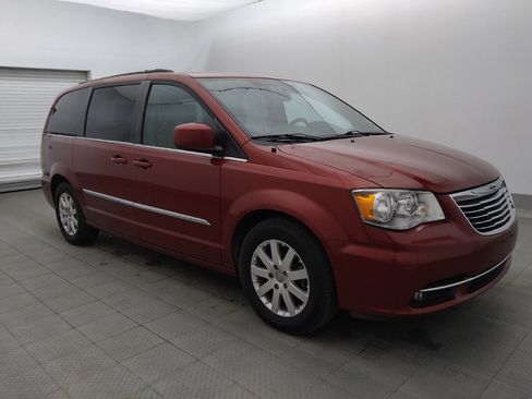 Used 2016 Chrysler Town & Country Touring FWD image 11