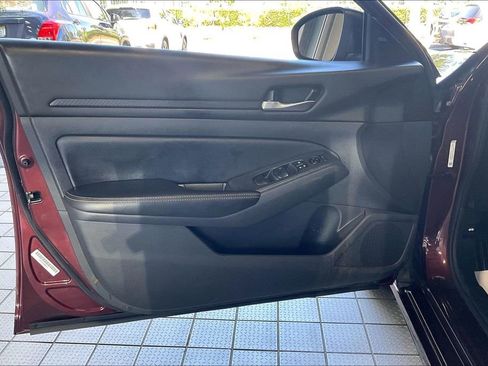 Used 2025 Nissan Altima 2.5 SV FWD image 2