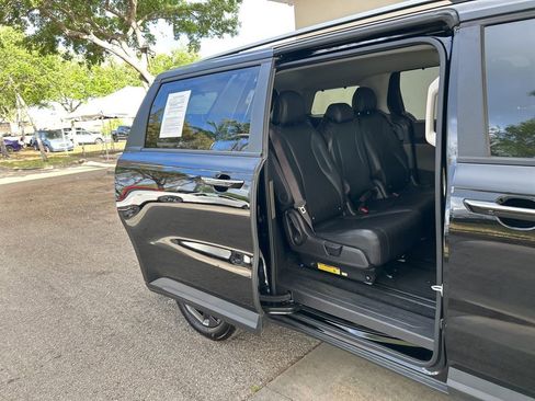 Used 2025 Kia Carnival EX image 32