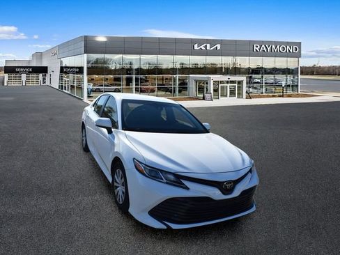 Used 2018 Toyota Camry FWD image 9