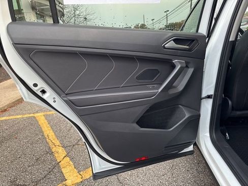 New 2024 Volkswagen Tiguan SE image 31