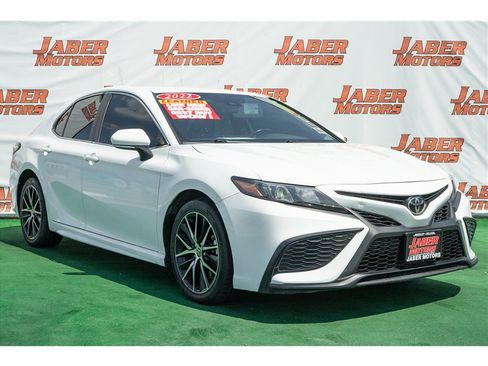 Used 2022 Toyota Camry SE FWD image 1