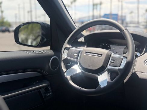 Used 2025 Land Rover Discovery Dynamic SE AWD/4WD image 6