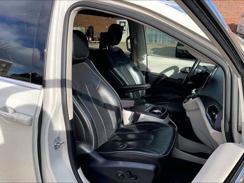 Used 2019 Chrysler Pacifica Limited w/ Tire & Wheel Group image 7