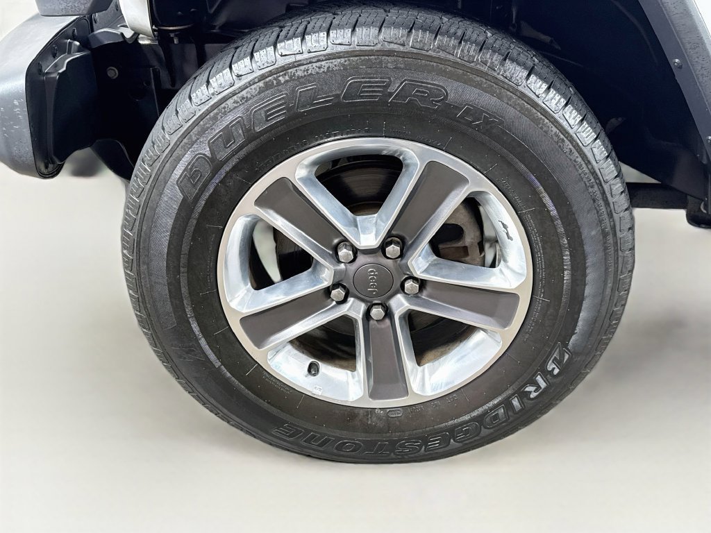 Used 2019 Jeep Wrangler Unlimited Sahara AWD/4WD image 39