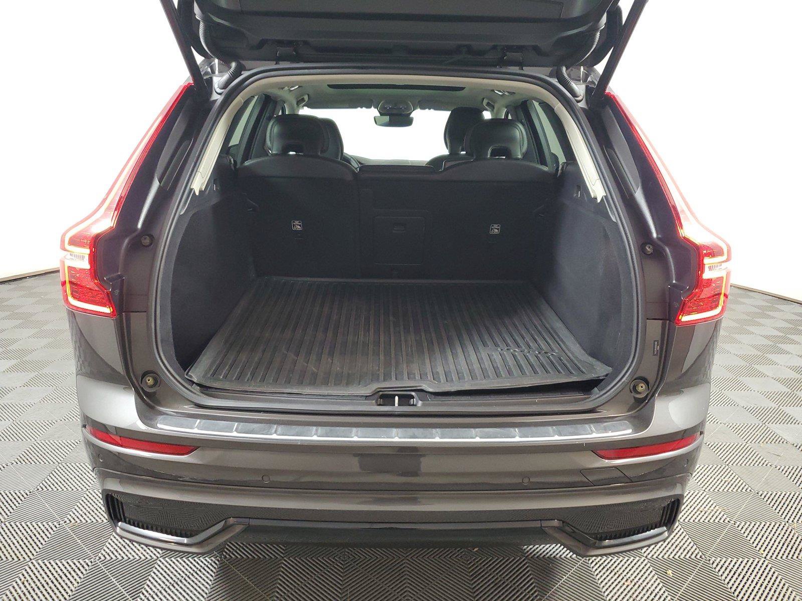Used 2024 Volvo XC60 B5 Core w/ Protection Package Premier AWD/4WD image 9