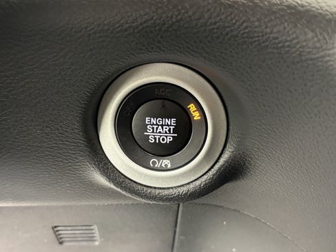 Used 2025 Chrysler Pacifica Select image 25