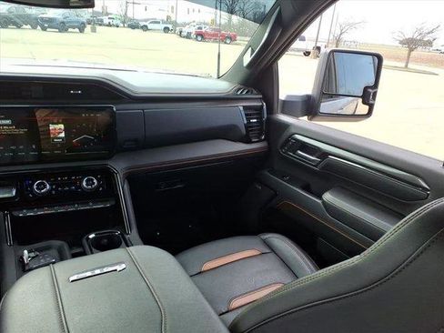 Used 2024 GMC Sierra 2500 AT4 image 9