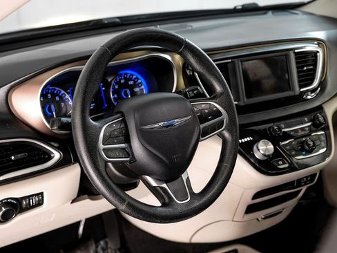 Used 2020 Chrysler Voyager Lxi image 12