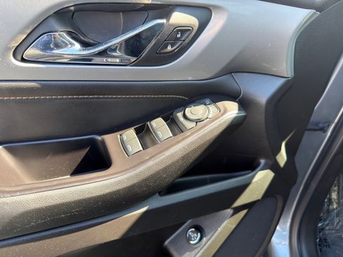 Used 2020 Chevrolet Traverse LT image 26