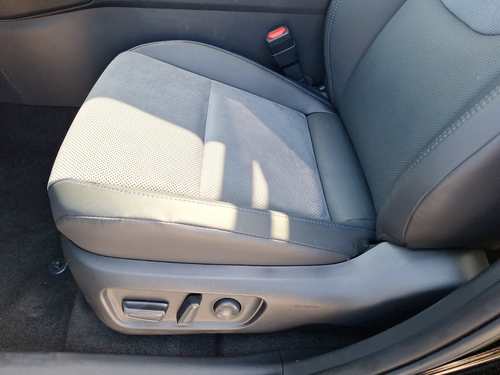 Used 2026 Toyota RAV4 XSE w/ Panoramic Sun Roof Package AWD/4WD image 16