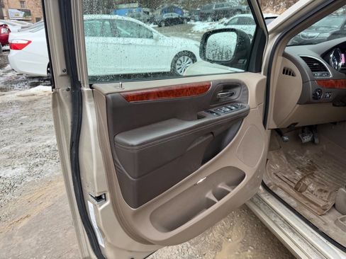 Used 2012 Chrysler Town & Country Touring-L w/ Driver Convenience Group image 11