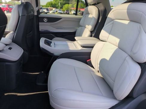 Used 2025 Lincoln Navigator Reserve AWD/4WD image 30