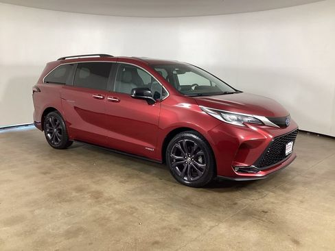 Used 2021 Toyota Sienna XSE FWD image 3